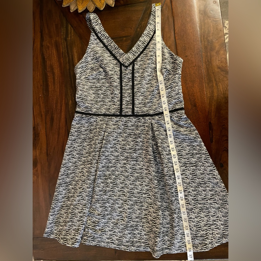 Elegant Black and White Sleeveless Dress - Picture 7 of 9